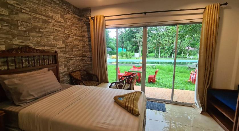 ロッブリー Phutawan Resort 2つ星 ホテル プール