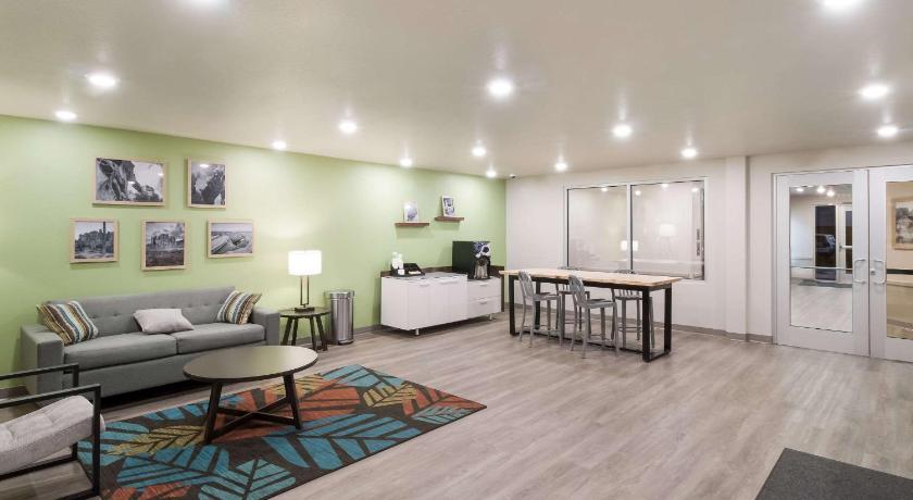 WoodSpring Suites Mesa Chandler photo