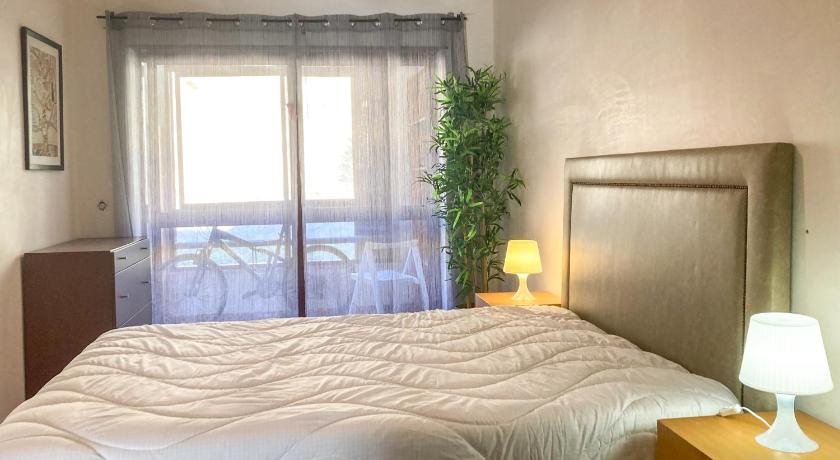 Sunny 2 Bedroom Lovely Apartment - 10