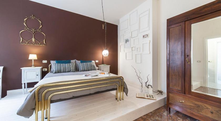 a bedroom with a large bed and a large mirror, AbitaRoom in Bologna