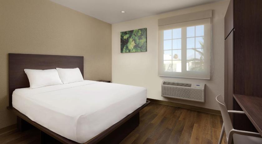 Image of Queen Suite 8