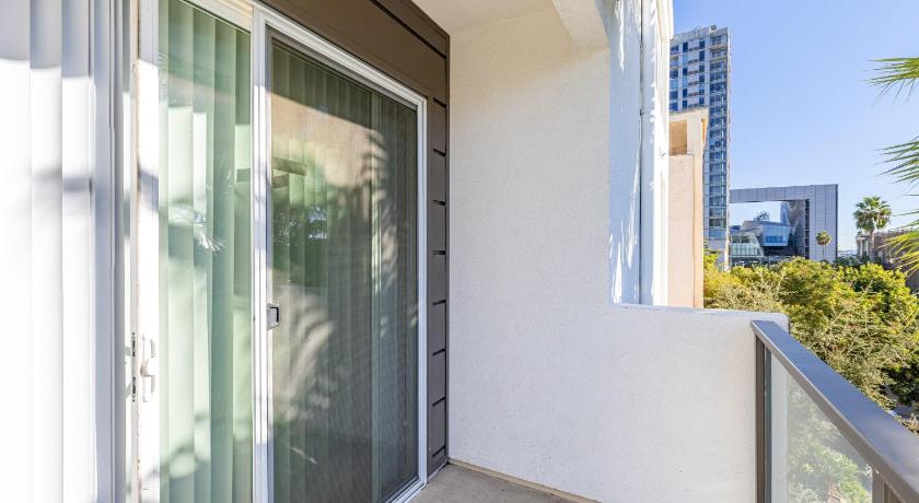 Heaven on Hollywood Furnished Apartments photo