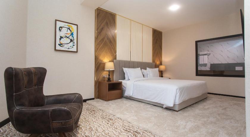 Image of Suite with a Mountain View 0