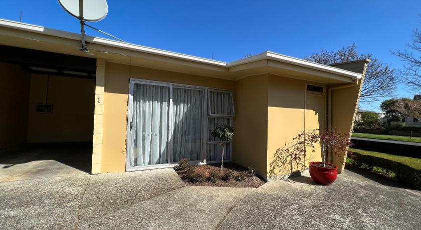 Golden Leaf Apartments photo