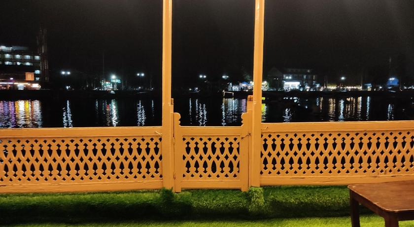 Houseboat Young Balmoral Castle — Hotel in Srinagar