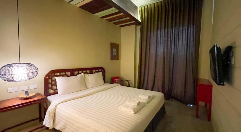 a hotel room with a bed and a lamp, Villa Bangkok Formerly Villa Phra Sumen in Bangkok