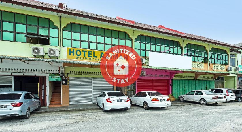 cars parked in front of a building, OYO 90639 Hotel Azimah in Pasir Putih