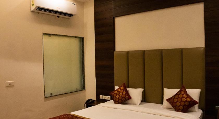 Hotel Sourav Park Inn Agra photo