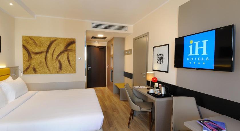 a hotel room with a television and a bed, IH Hotels Milano Lorenteggio in Milan