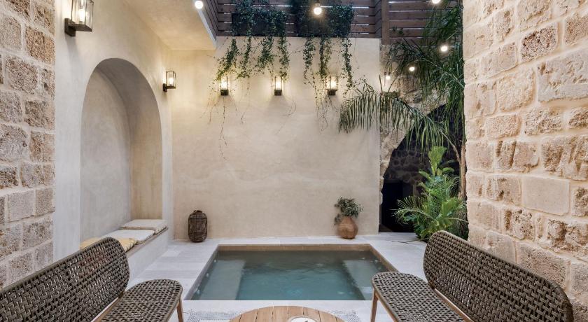 Image of Melisende Oasis 6 (shared pool) 3