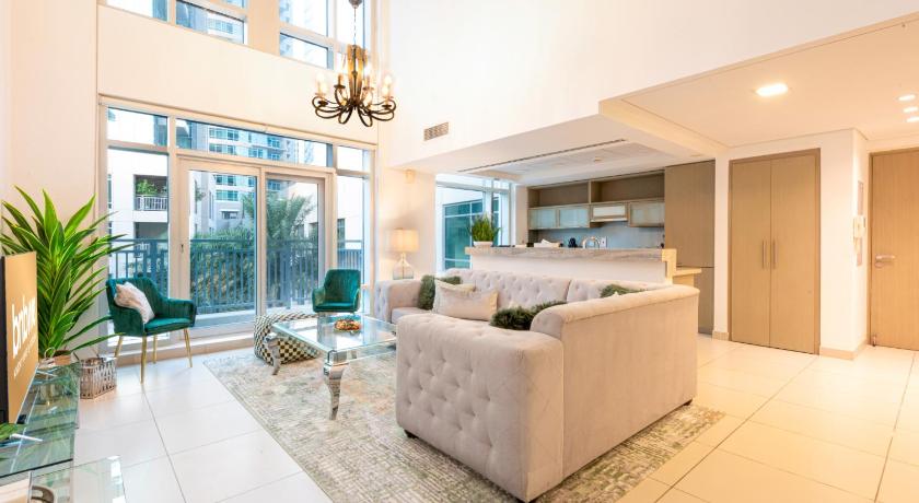 bnbmehomes - Duplex Living walk to Burj K and Dubai Mall - L313 — Hotel in Dubai