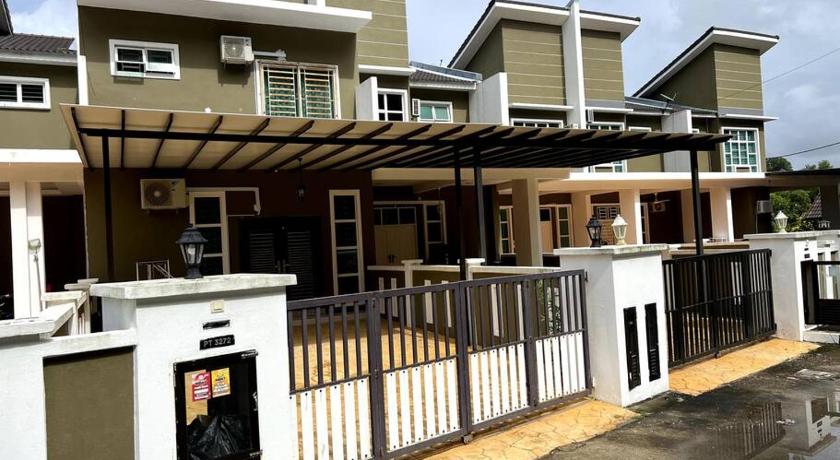 5 bedroom terrace house in Chendering — Hotel in Kuala Terengganu