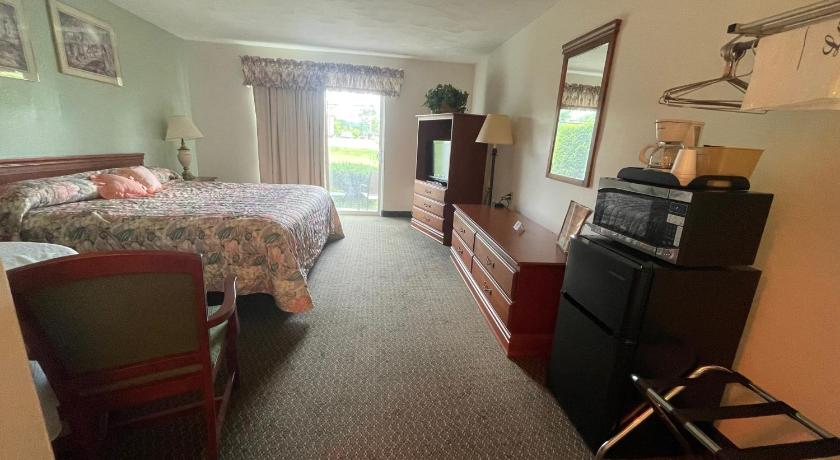 Colonial Brick Inn & Suites photo