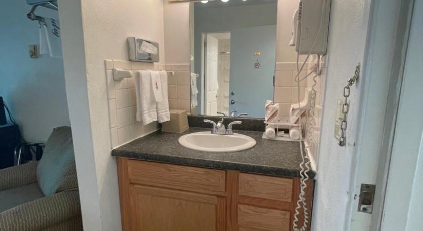 Colonial Brick Inn & Suites photo