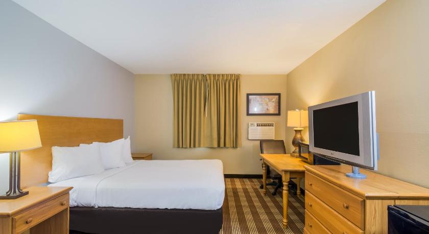 a hotel room with two beds and a television, Americas Best Value Inn Fargo in Fargo (ND)