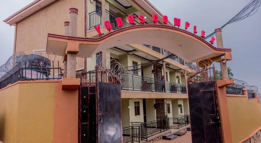 Yobo's Complex Guest House photo