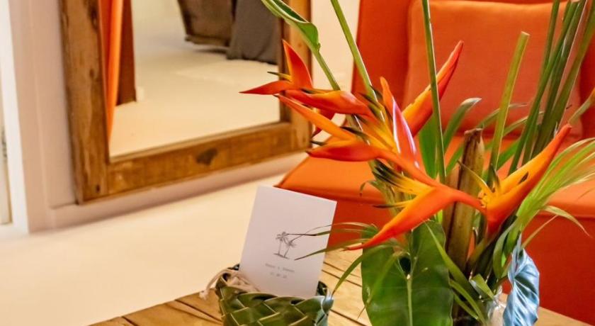 a vase filled with flowers sitting on a table, Villas de Gaia Hotel Boutique in Porto Seguro