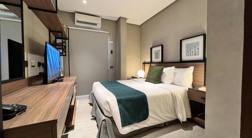 Image of Deluxe Queen 0