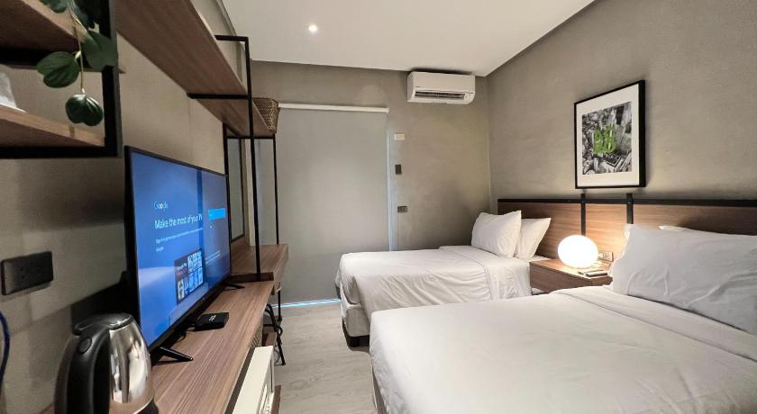 Image of Deluxe Twin 0