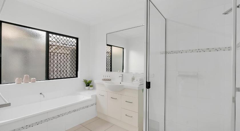 Lagoon Palms- walking distance to the beach! photo