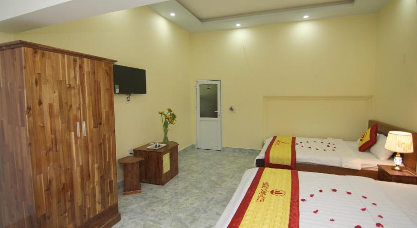 a bedroom with a bed and a dresser, Huong Cang Hotel in Cat Ba Island