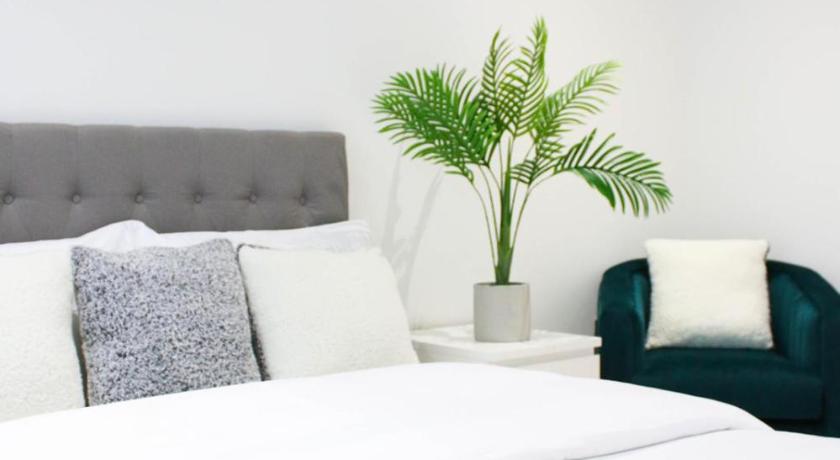 Dee Place 2 Bedroom Luxury Apartment Royal Wharf Docklands by ExCeL Exhibition Centre London — Hotel in London