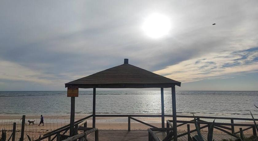 Precioso bajo muy grande a 200 metros de playa
