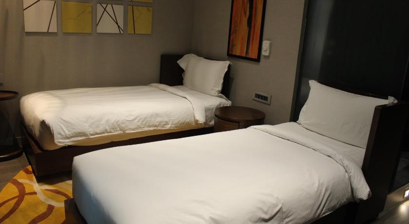 a hotel room with two beds and two lamps, Holiday Inn Express New Delhi Int'L Airport T3 in New Delhi and NCR