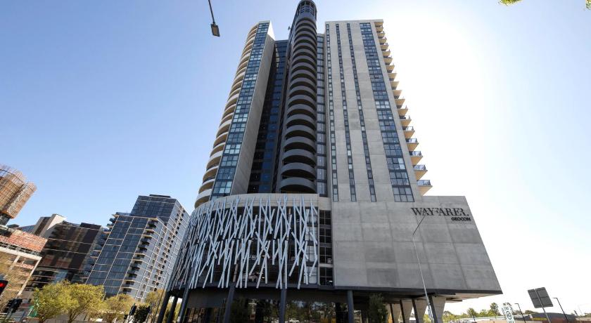 2 Bed 2 Bath Luxury Apartment in Belconnen Canberra - Free heated pool, parking — Hotel in Canberra