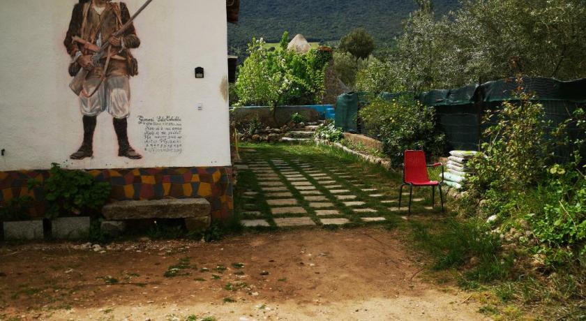 Pinnettu sardo casa di campagna in ecosistema insetti e animaletti simpatici in condivisione,Leggere