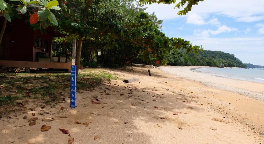 a blue and yellow fire hydrant on the beach, Piman Pu Villa in Koh Jum / Koh Pu (Krabi)