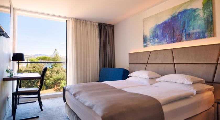 Hotel Paris — Hotel in Opatija