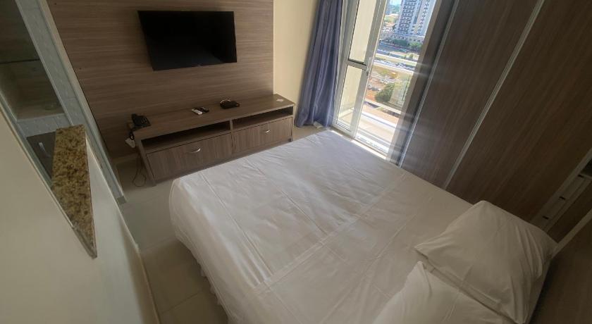 a bedroom with a bed and a window, Apart Hotel Garvey - Ciany in Brasilia