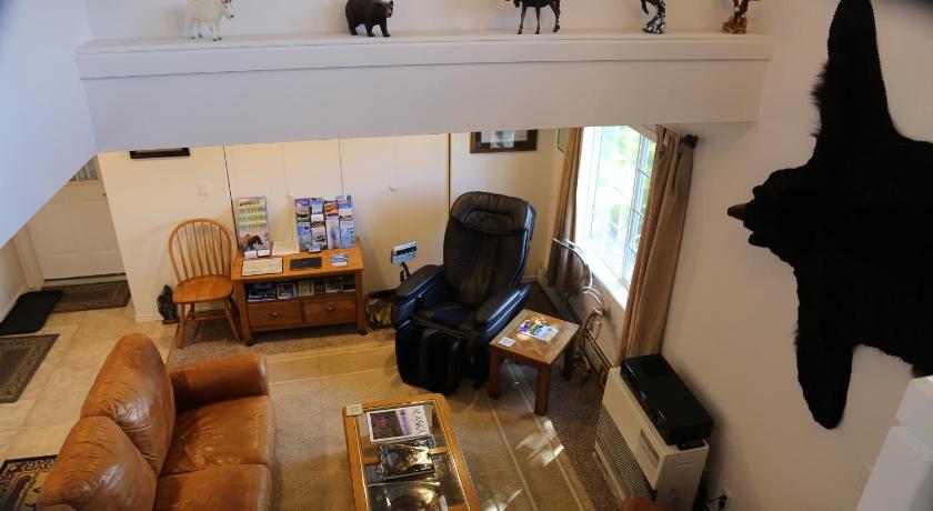 a living room filled with furniture and a dog, House on the Rock B&B in Valdez (AK)