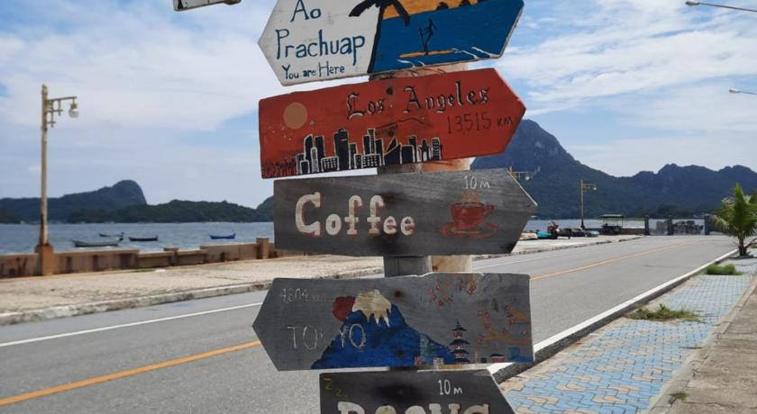 a street sign on the side of a road, ThaiMex Cafe & Homestay in Prachuap Khiri Khan