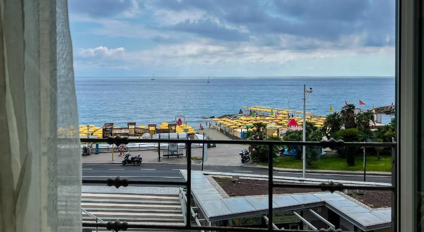 Splendido appartamento con vista mare su piazza Dante