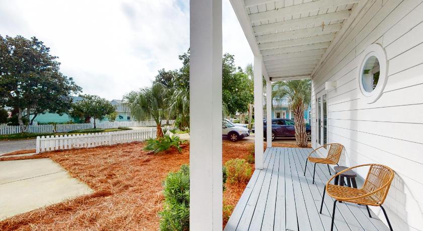two pictures of a bench in a backyard, Cottages of Crystal Beach: Clipper Cove in Destin (FL)