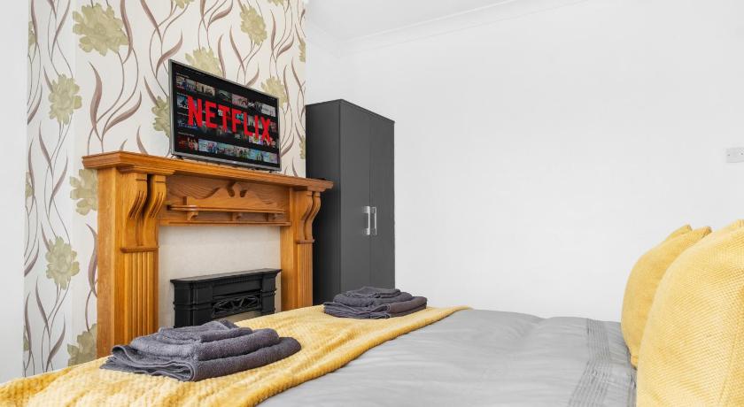 Spacious 4 Bedroom House located near BHX & NEC - image 39