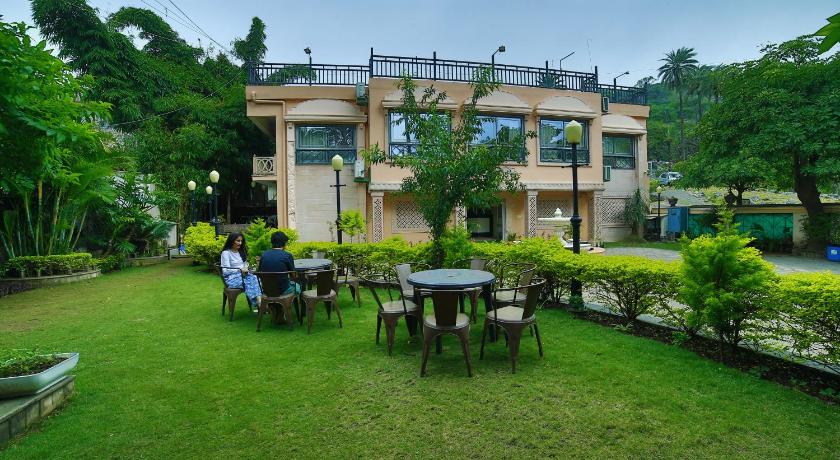 people sitting around a picnic table, Hotel Shiv Villa in Mount Abu