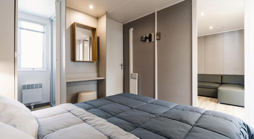 サン＝マルタン＝ド＝レ Camping 4 etoiles Les Fougeres 4つ星 ゲストハウス プール