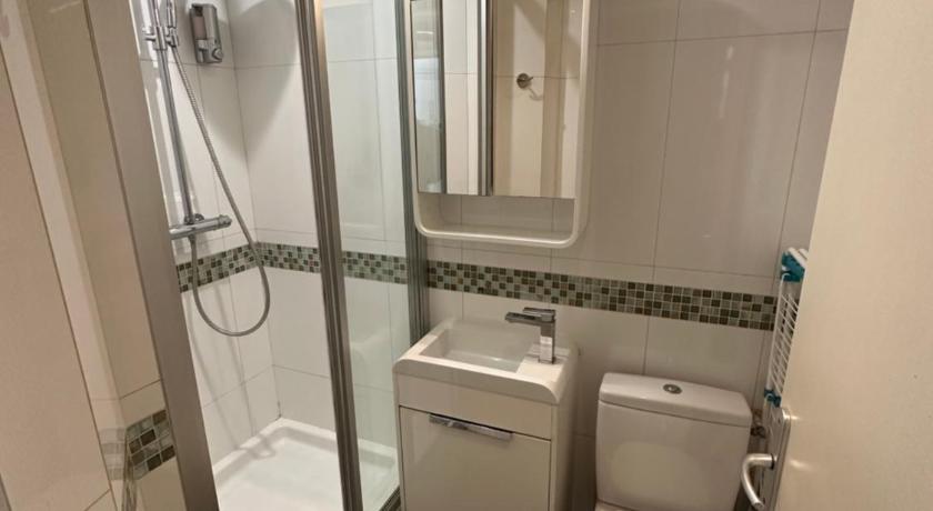 Bathroom, Beatrice et Emmanuel Meuble Eiffel in Paris
