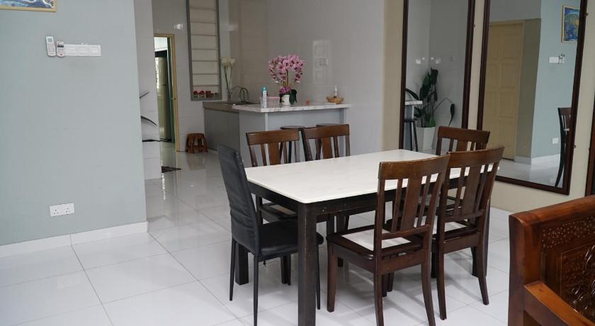 5 bedroom terrace house in Chendering photo