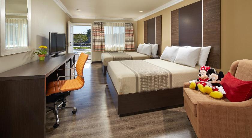 Eden Roc Inn & Suites near the Maingate photo