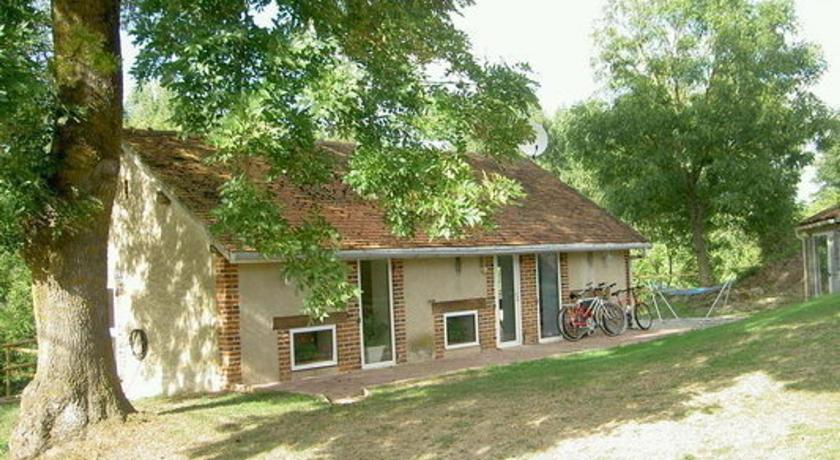 Gite Chatel-de-Neuvre, 2 pieces, 3 personnes - FR-1-489-22 — Hotel in Chantelle
