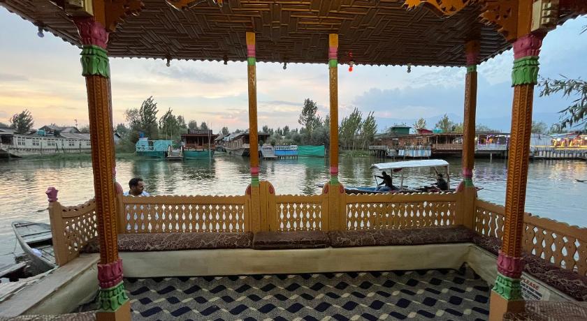 New Silver Jubilee Heritage Group Of Houseboats photo
