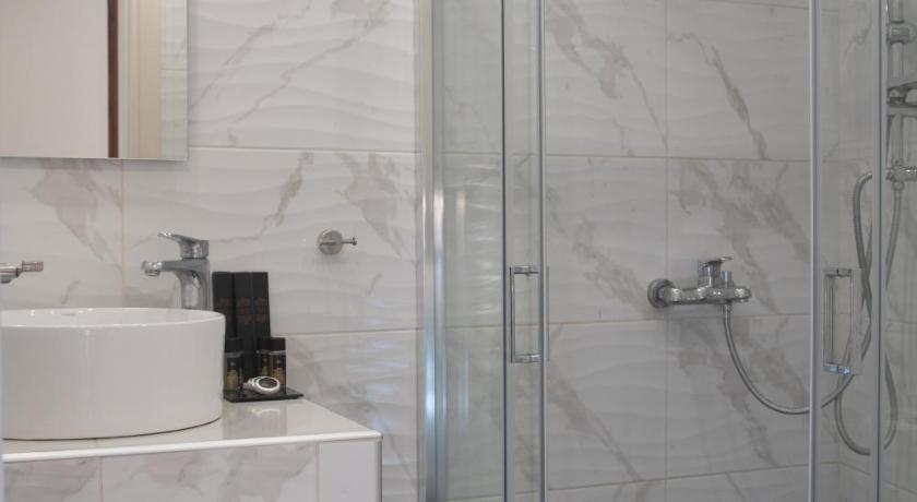 Image of Quadruple Room with Bathroom 2