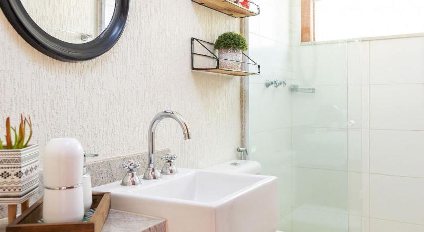 a bathroom with a sink, toilet and mirror, Linda e completa - Casa 150 m da praia, 4 suites in Buzios