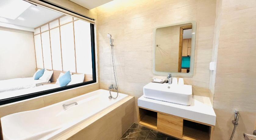 Căn Hộ Nhìn Ra Biển (Apartment with Sea View)