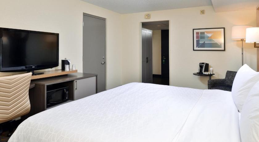 Holiday Inn Hotel & Suites Overland Park-Convention Center photo