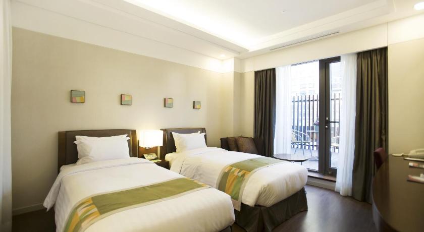 Image of Room with Double Bed, Single Bed and Terrace Non Smoking 3